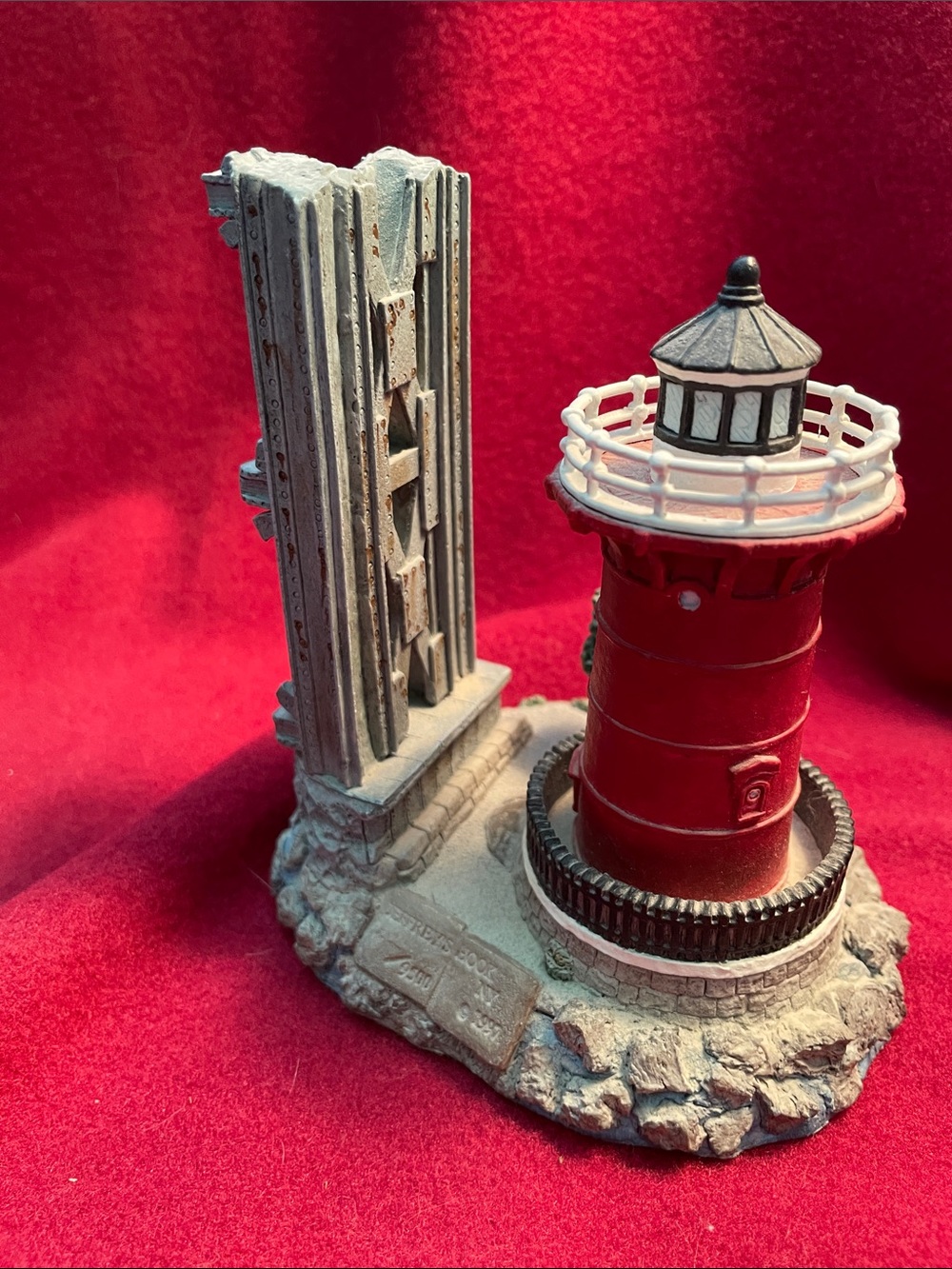 Harbour Lights "Jeffrey's Hook" Lighthouse Limited Edition Figurine